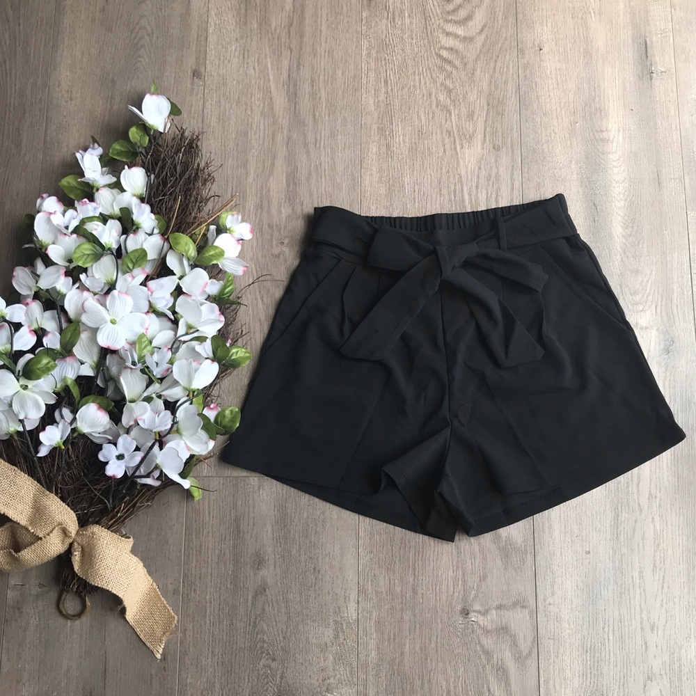 Women’s paperbag high waist shorts XL available ✅